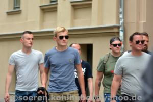 Demonstration der Identitären Bewegung in Halle am 20. Juli 2019. Zu sehen u.a. Norik Eilert (1. von links, graues T-Shirt) und Carsten Dietrich (2. von rechts, graues T-Shirt und Sonnenbrille)