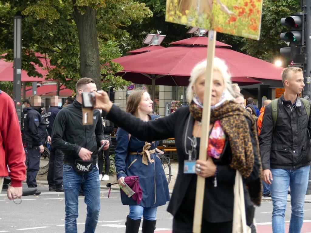 Norik Eilert (links, Bauchtasche und Handy vor dem Gesicht) bei der "Demo für Alle" am 18. September 2021 in Berlin